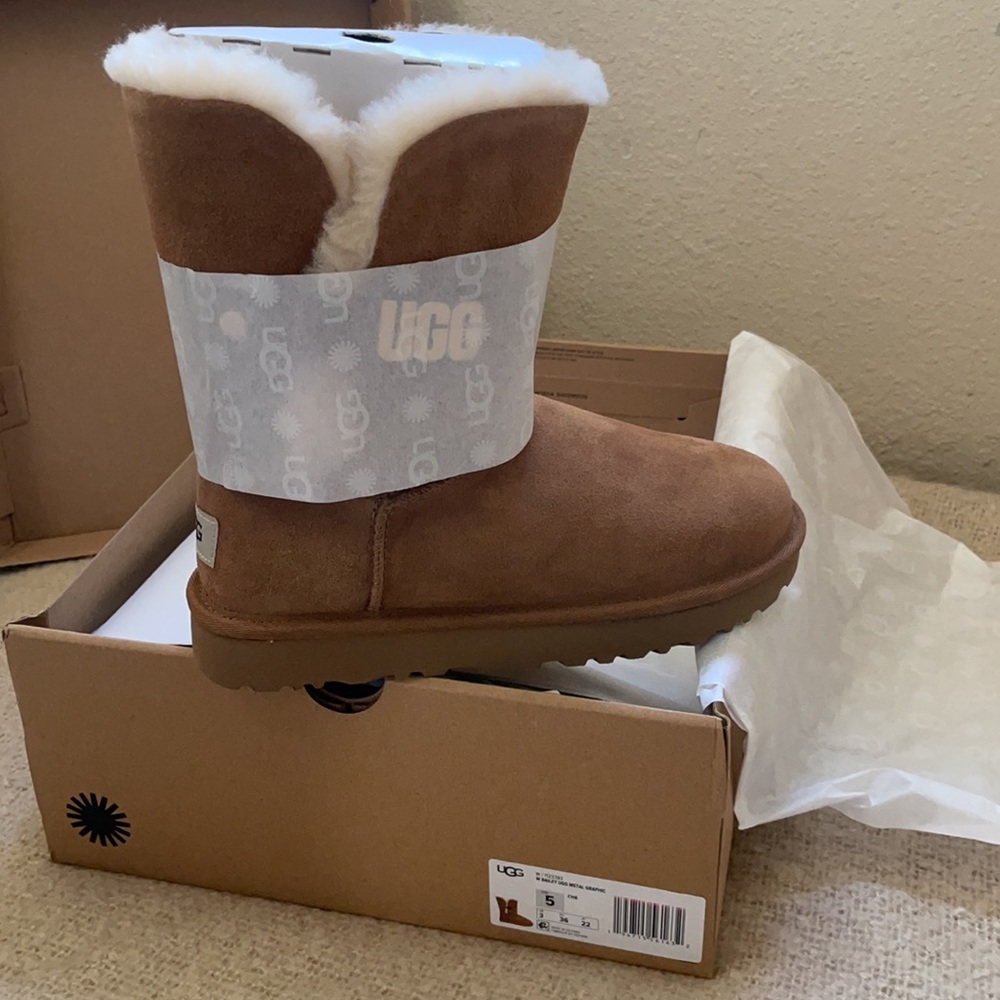 UGG Boot - Bailey w/ Metal Graphic